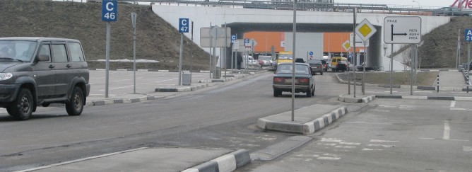 Въезд к ТК Мега Белая Дача